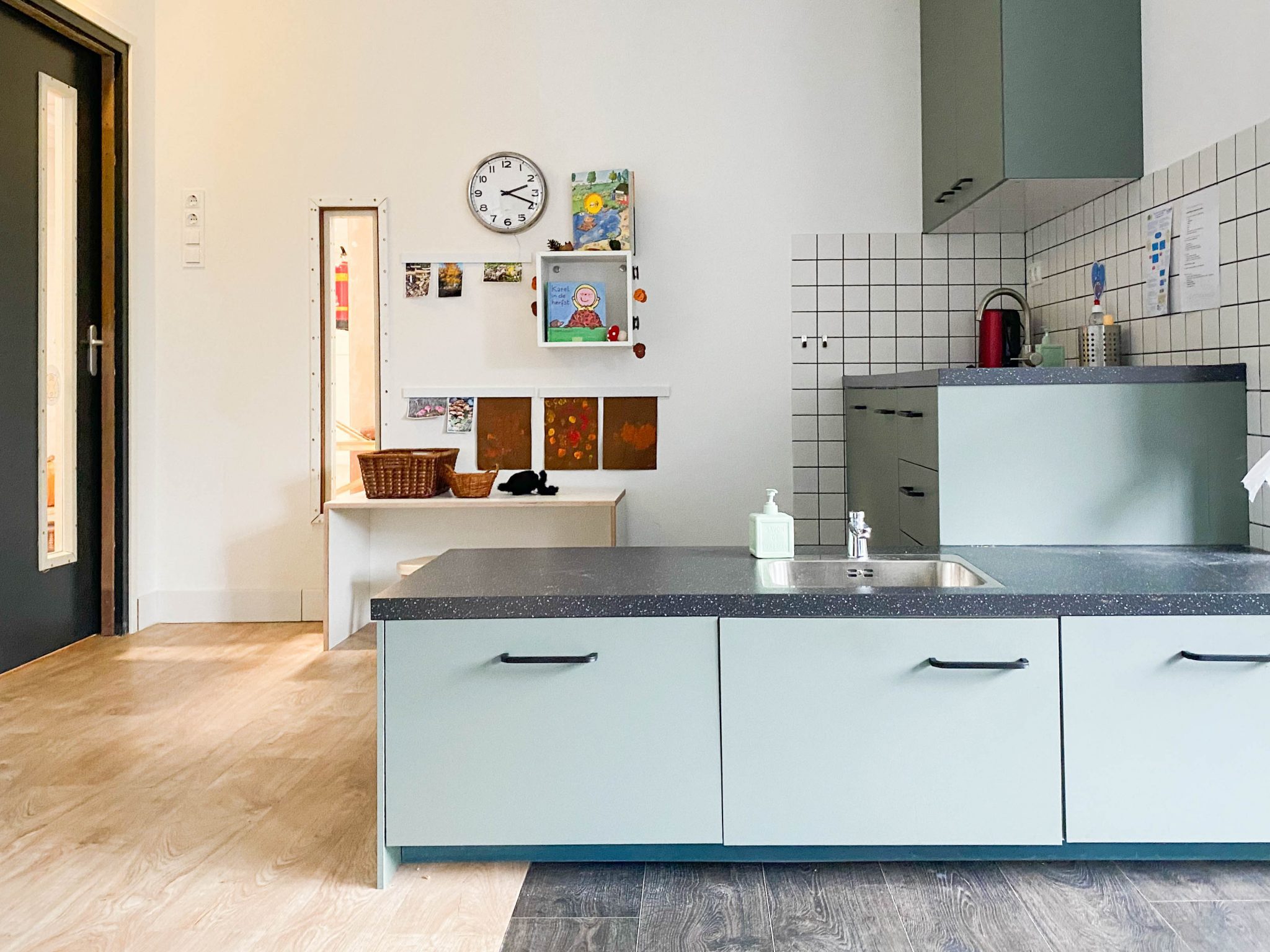 keuken op kinderhoogte bij Kinderdagopvang in 'Hoefkwartier' Amersfoort